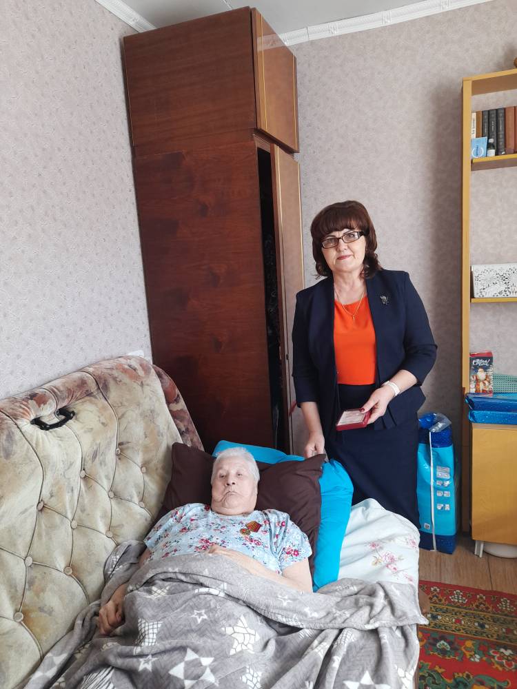 Труженики тыла принимают юбилейные награды..