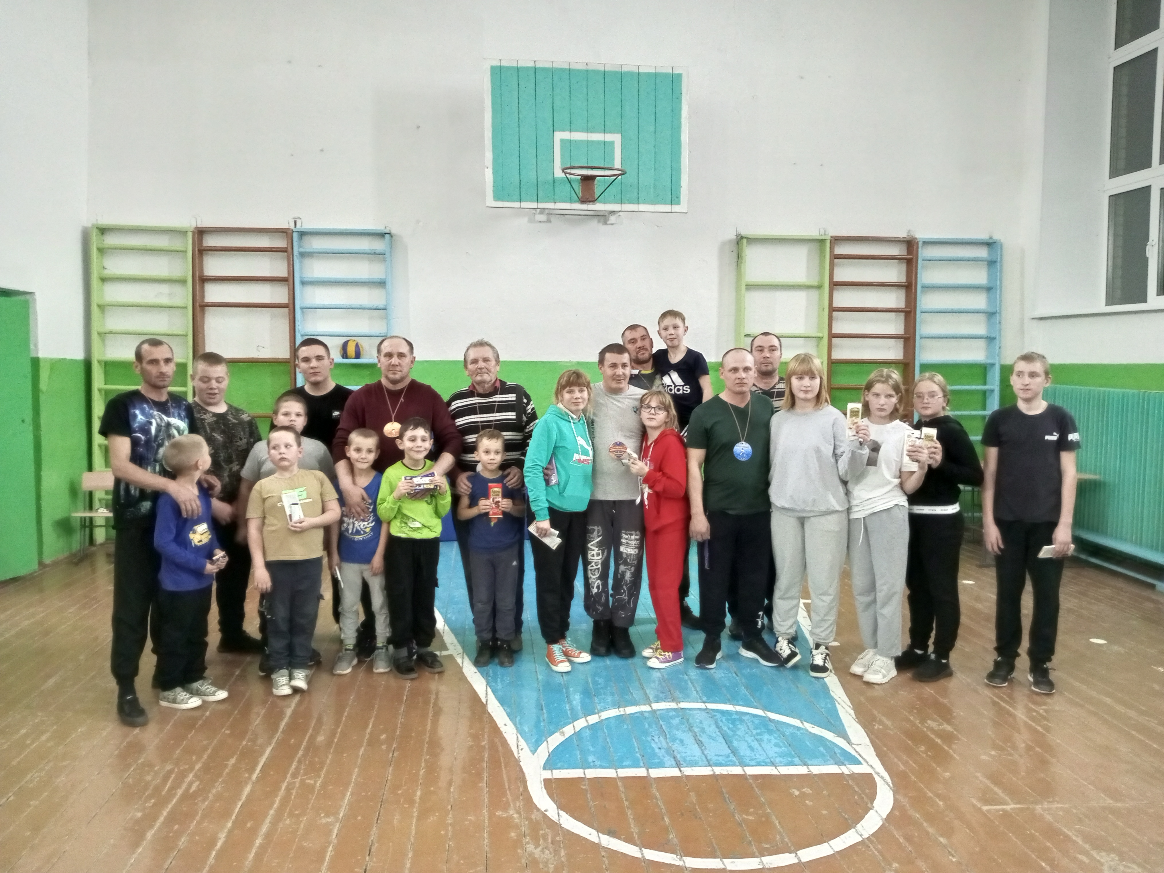 День отца, который состоялся в Плотниковской школе &quot;Папа и я - неразлучные друзья&quot;.